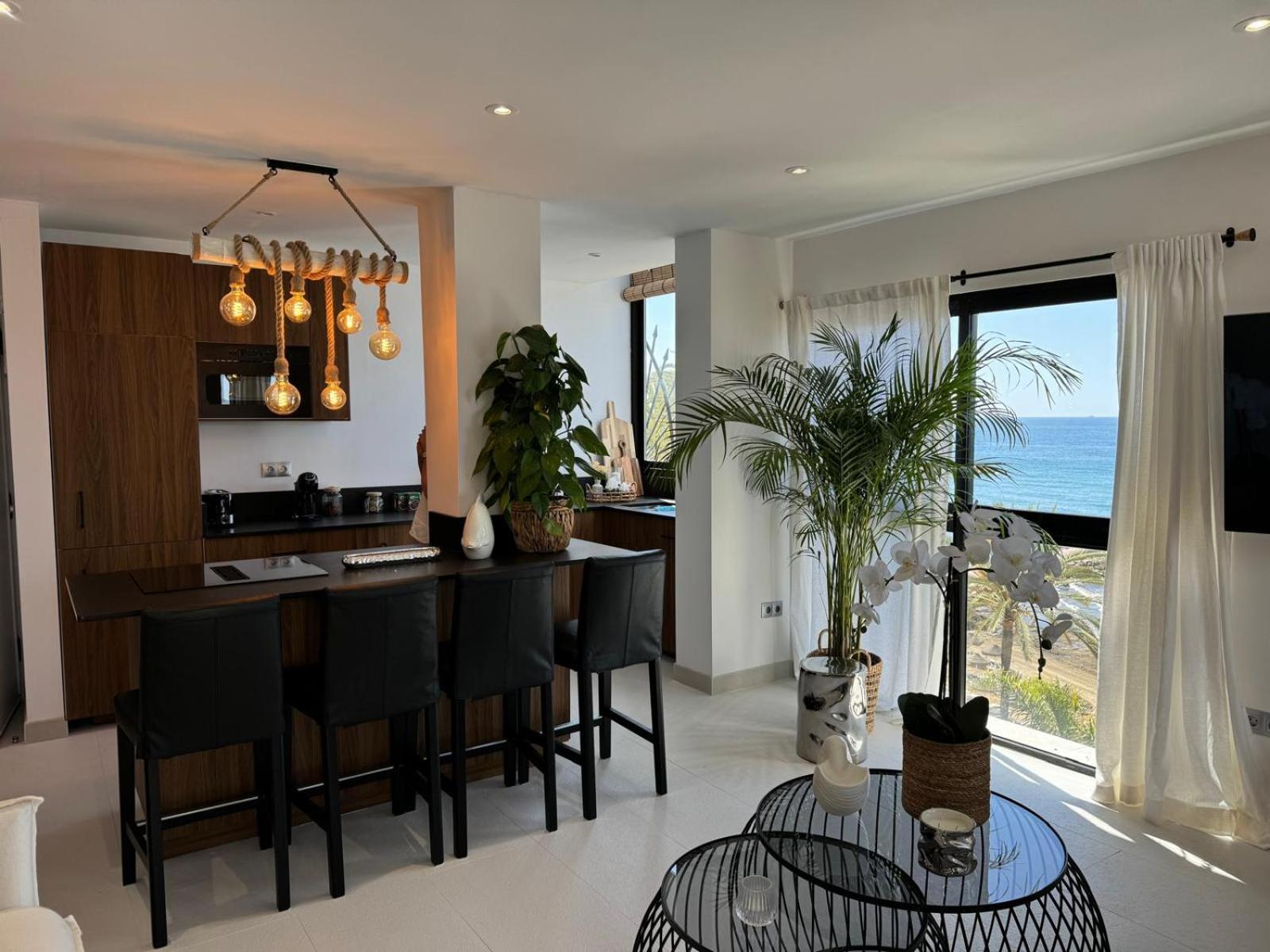 Marbella Beachfront Apartment Екстериор снимка